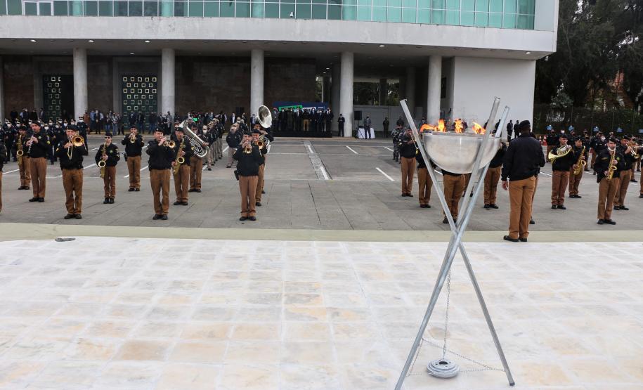Pira do Fogo Simbólico da Pátria é acendida durante cerimônia de abertura da Semana da Pátria em Curitiba