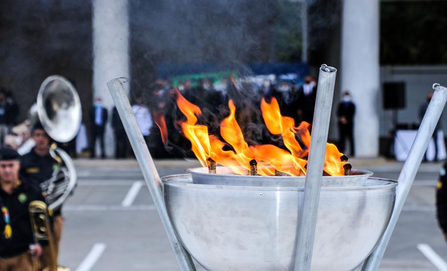 Pira do Fogo Simbólico da Pátria é acendida durante cerimônia de abertura da Semana da Pátria em Curitiba