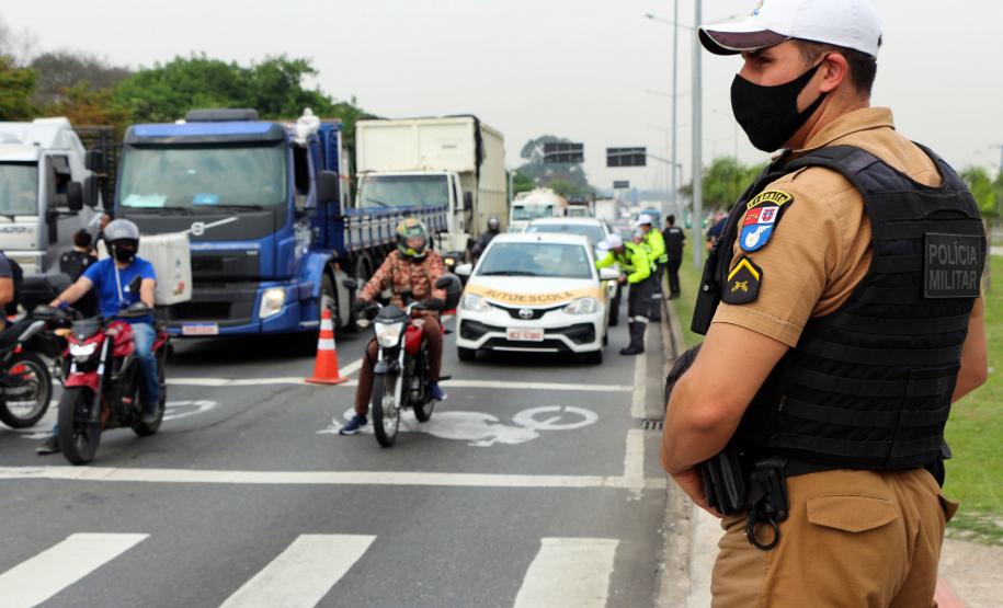 Polícia Militar participa de blitz educativa integrada da Semana Nacional do Trânsito na Linha Verde em Curitiba
