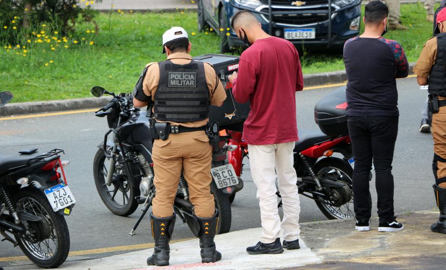 Polícia Militar participa de blitz educativa integrada da Semana Nacional do Trânsito na Linha Verde em Curitiba