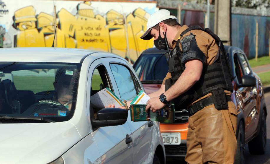 Durante blitz educativa, BPTran distribui panfletos e bafômetros descartáveis para motoristas em Curitiba
