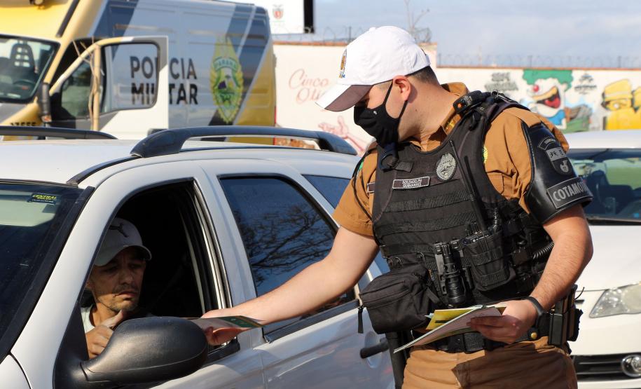 Durante blitz educativa, BPTran distribui panfletos e bafômetros descartáveis para motoristas em Curitiba