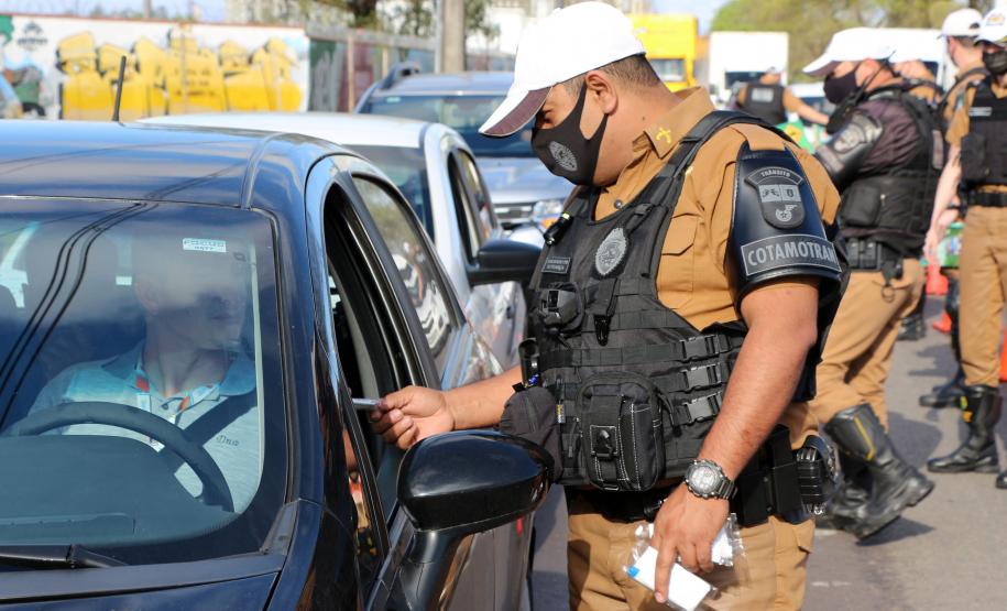 Durante blitz educativa, BPTran distribui panfletos e bafômetros descartáveis para motoristas em Curitiba