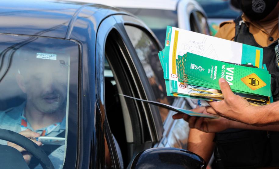 Durante blitz educativa, BPTran distribui panfletos e bafômetros descartáveis para motoristas em Curitiba
