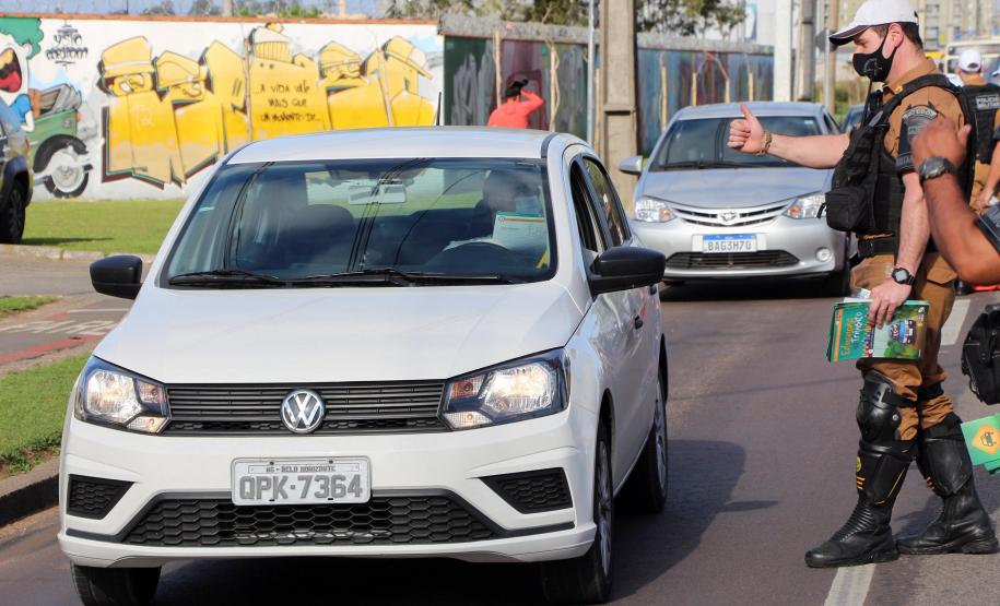 Durante blitz educativa, BPTran distribui panfletos e bafômetros descartáveis para motoristas em Curitiba