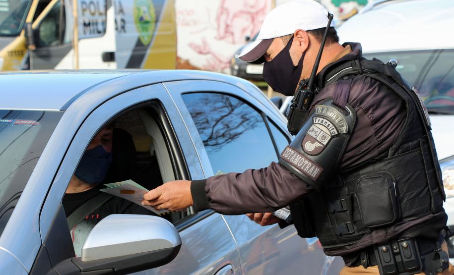 Durante blitz educativa, BPTran distribui panfletos e bafômetros descartáveis para motoristas em Curitiba