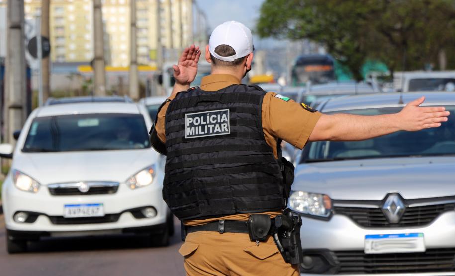 Durante blitz educativa, BPTran distribui panfletos e bafômetros descartáveis para motoristas em Curitiba
