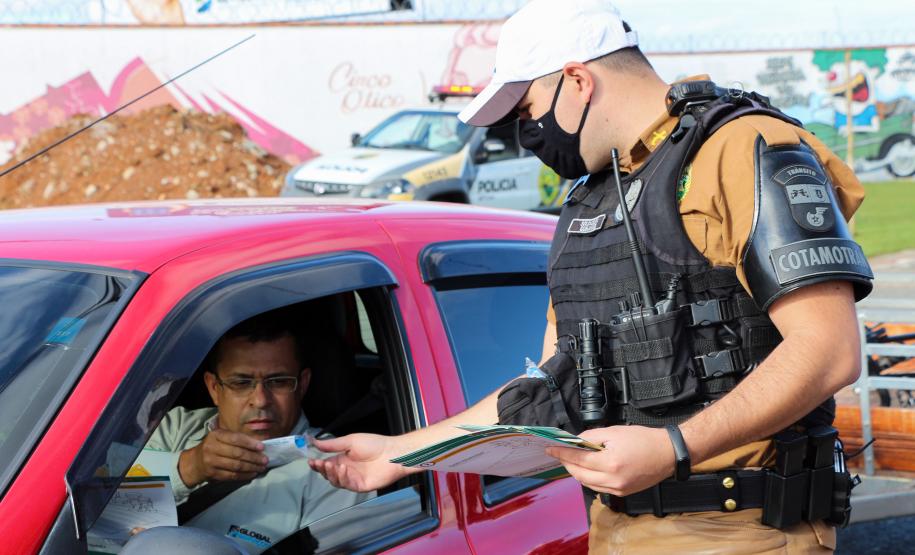 Durante blitz educativa, BPTran distribui panfletos e bafômetros descartáveis para motoristas em Curitiba