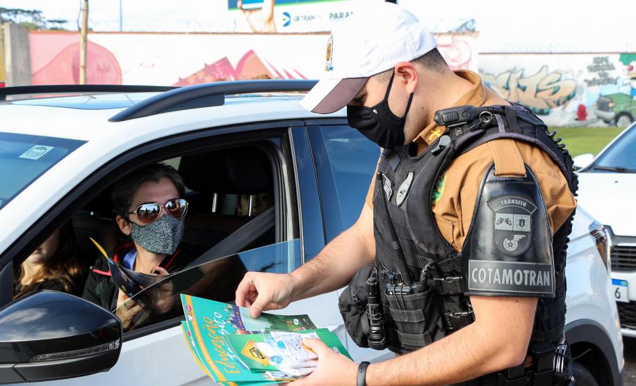 Durante blitz educativa, BPTran distribui panfletos e bafômetros descartáveis para motoristas em Curitiba