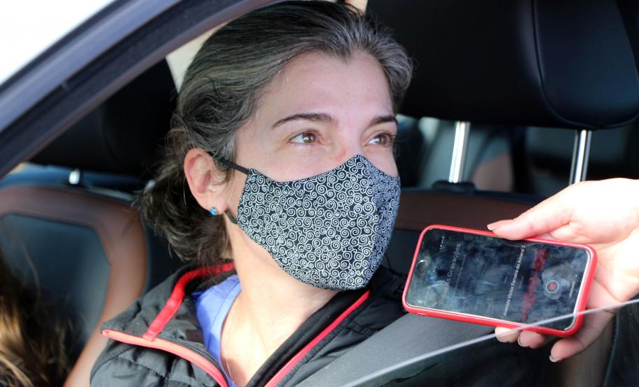 Durante blitz educativa, BPTran distribui panfletos e bafômetros descartáveis para motoristas em Curitiba