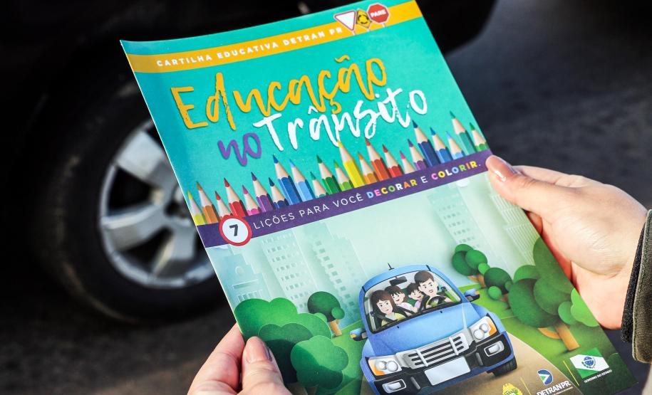 Durante blitz educativa, BPTran distribui panfletos e bafômetros descartáveis para motoristas em Curitiba