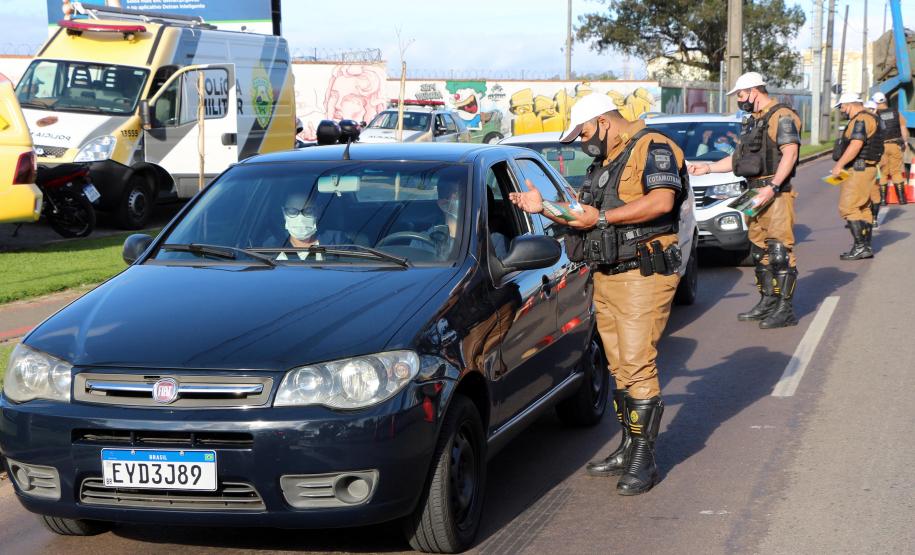 Durante blitz educativa, BPTran distribui panfletos e bafômetros descartáveis para motoristas em Curitiba