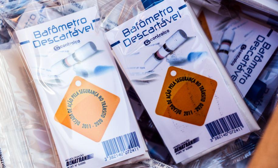 Durante blitz educativa, BPTran distribui panfletos e bafômetros descartáveis para motoristas em Curitiba