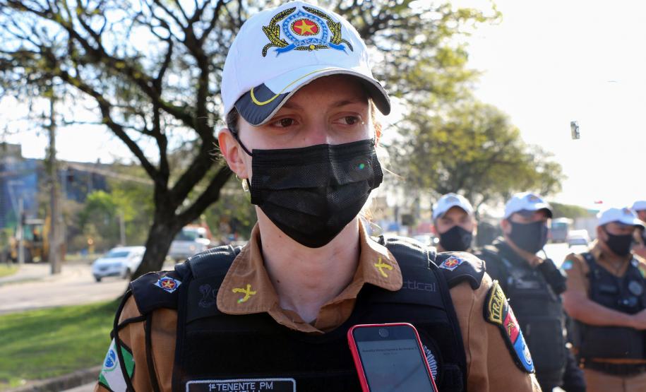 Durante blitz educativa, BPTran distribui panfletos e bafômetros descartáveis para motoristas em Curitiba