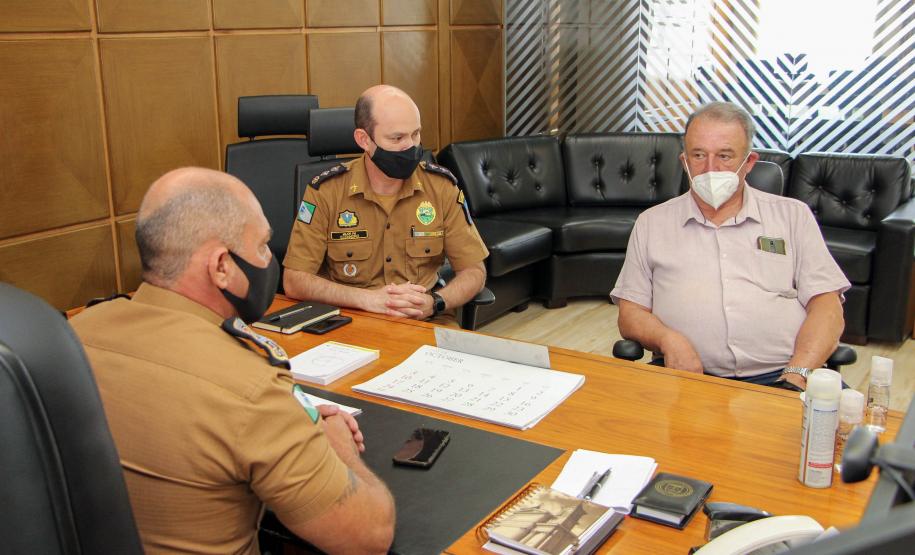Comandante-Geral da PM recebe major Veterano que foi homenageado no Campeonato Paranaense de Adestramento