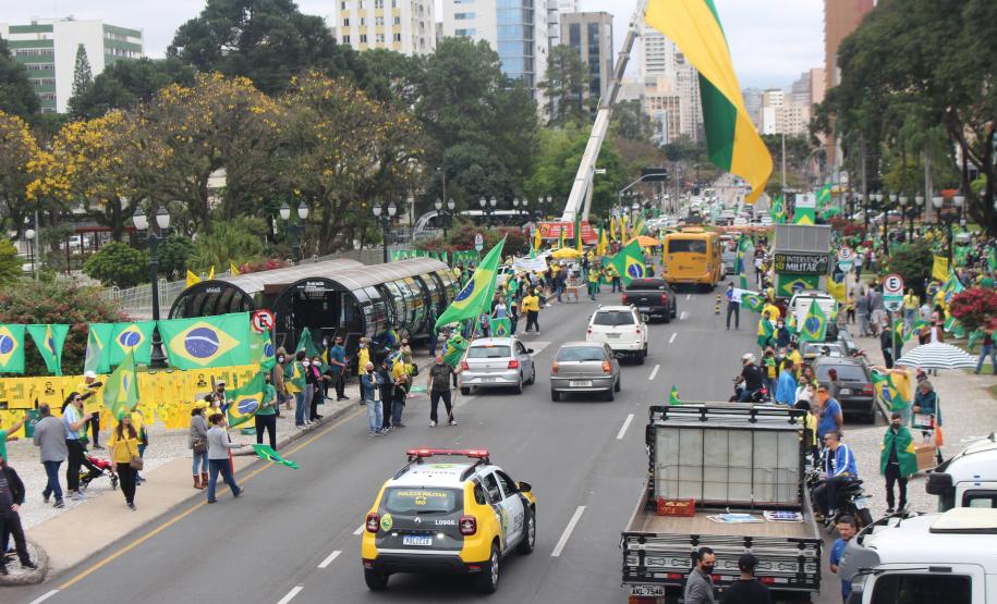 A presença ostensiva da Polícia Militar foi maciça em todo o estado por conta dos atos públicos desta terça-feira (07/09), Dia da Independência do Brasil. A autuação preventiva foi para garantir o direito de manifestação dos grupos políticos que tomaram as ruas das principais cidades paranaenses. Ao longo do dia, os atos ocorreram de maneira pacífica, e até às 18 horas não houve nenhuma ocorrência relacionada às manifestações. Em várias cidades do Estado, inclusive na Capital, as equipes policiais prossegue