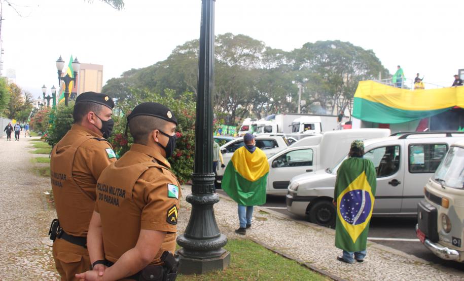 A presença ostensiva da Polícia Militar foi maciça em todo o estado por conta dos atos públicos desta terça-feira (07/09), Dia da Independência do Brasil. A autuação preventiva foi para garantir o direito de manifestação dos grupos políticos que tomaram as ruas das principais cidades paranaenses. Ao longo do dia, os atos ocorreram de maneira pacífica, e até às 18 horas não houve nenhuma ocorrência relacionada às manifestações. Em várias cidades do Estado, inclusive na Capital, as equipes policiais prossegue