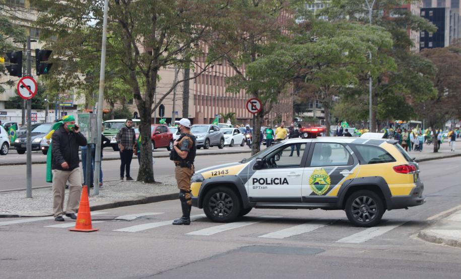 A presença ostensiva da Polícia Militar foi maciça em todo o estado por conta dos atos públicos desta terça-feira (07/09), Dia da Independência do Brasil. A autuação preventiva foi para garantir o direito de manifestação dos grupos políticos que tomaram as ruas das principais cidades paranaenses. Ao longo do dia, os atos ocorreram de maneira pacífica, e até às 18 horas não houve nenhuma ocorrência relacionada às manifestações. Em várias cidades do Estado, inclusive na Capital, as equipes policiais prossegue
