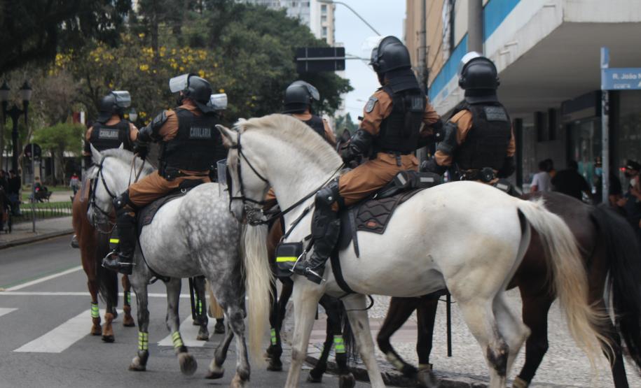A presença ostensiva da Polícia Militar foi maciça em todo o estado por conta dos atos públicos desta terça-feira (07/09), Dia da Independência do Brasil. A autuação preventiva foi para garantir o direito de manifestação dos grupos políticos que tomaram as ruas das principais cidades paranaenses. Ao longo do dia, os atos ocorreram de maneira pacífica, e até às 18 horas não houve nenhuma ocorrência relacionada às manifestações. Em várias cidades do Estado, inclusive na Capital, as equipes policiais prossegue