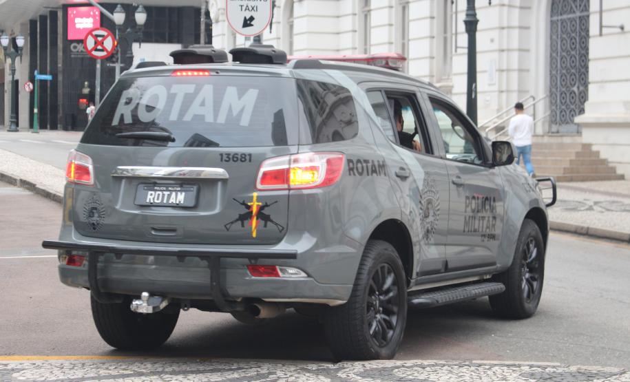 A presença ostensiva da Polícia Militar foi maciça em todo o estado por conta dos atos públicos desta terça-feira (07/09), Dia da Independência do Brasil. A autuação preventiva foi para garantir o direito de manifestação dos grupos políticos que tomaram as ruas das principais cidades paranaenses. Ao longo do dia, os atos ocorreram de maneira pacífica, e até às 18 horas não houve nenhuma ocorrência relacionada às manifestações. Em várias cidades do Estado, inclusive na Capital, as equipes policiais prossegue