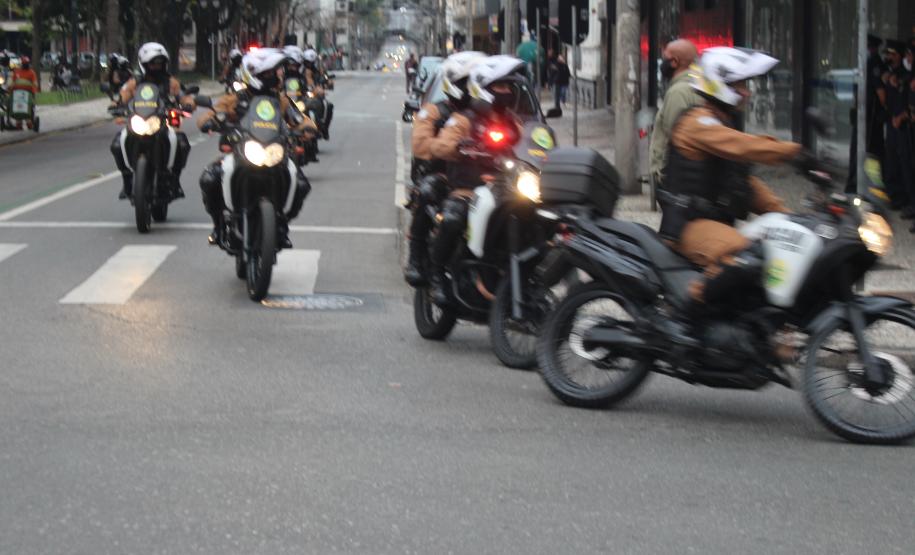 A presença ostensiva da Polícia Militar foi maciça em todo o estado por conta dos atos públicos desta terça-feira (07/09), Dia da Independência do Brasil. A autuação preventiva foi para garantir o direito de manifestação dos grupos políticos que tomaram as ruas das principais cidades paranaenses. Ao longo do dia, os atos ocorreram de maneira pacífica, e até às 18 horas não houve nenhuma ocorrência relacionada às manifestações. Em várias cidades do Estado, inclusive na Capital, as equipes policiais prossegue