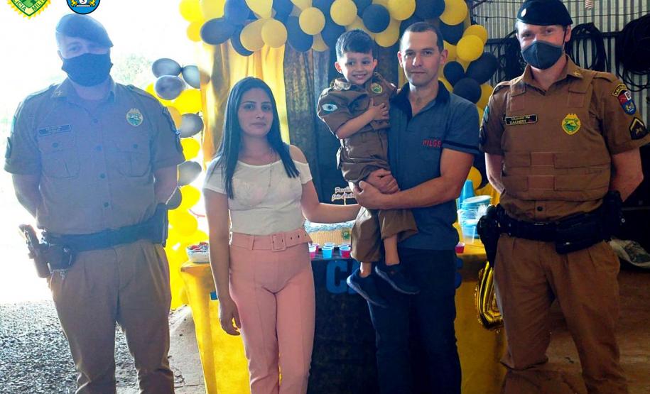 Policiais militares participam de aniversário de fã da PM entregam fardinha de presente no Sudoeste do estado