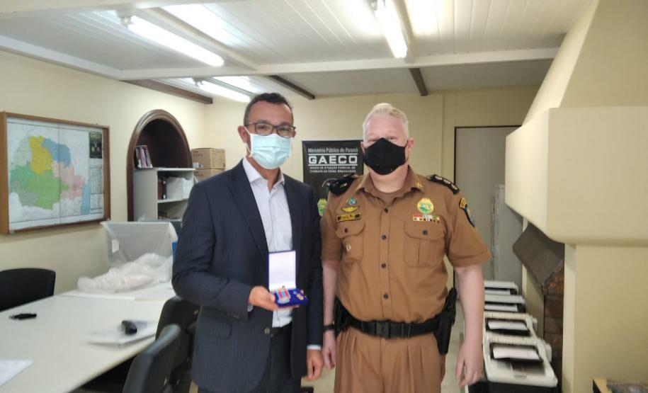Coordenador do GAECO de Curitiba recebe medalha da Corregedoria-Geral da PMPR