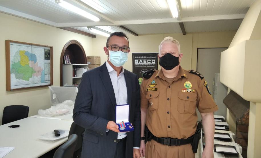Coordenador do GAECO de Curitiba recebe medalha da Corregedoria-Geral da PMPR