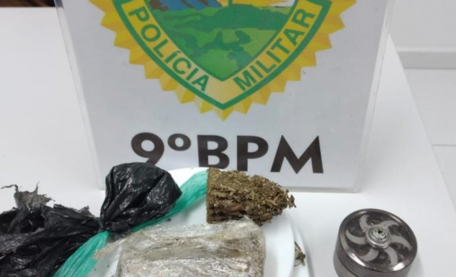 Em situações separadas, PM apreende maconha, colete balístico e encaminha homem em flagrante por tráfico de drogas, em Paranaguá (PR)