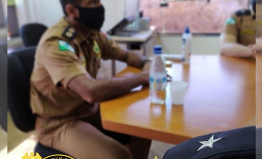 Aspirantes à Oficial se apresentam ao Comandante do 5º CRPM para iniciarem estágio operacional