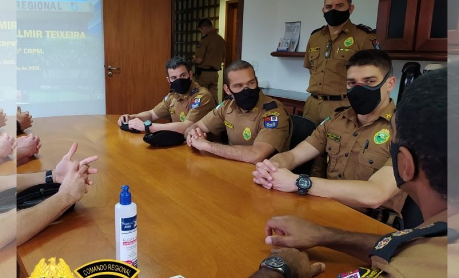 Aspirantes à Oficial se apresentam ao Comandante do 5º CRPM para iniciarem estágio operacional