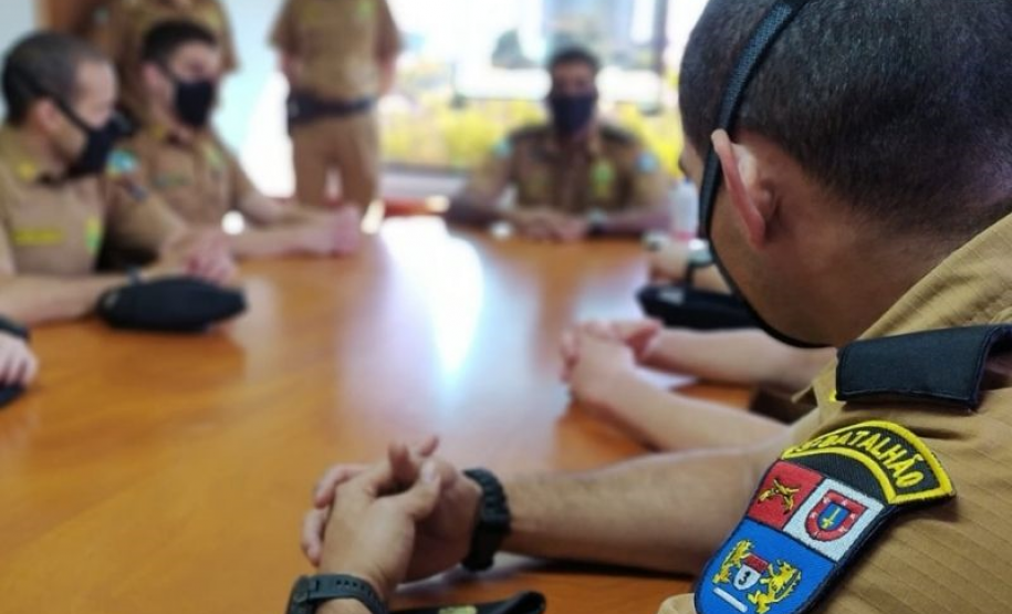 Aspirantes à Oficial se apresentam ao Comandante do 5º CRPM para iniciarem estágio operacional