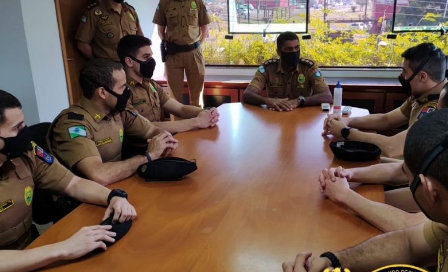 Aspirantes à Oficial se apresentam ao Comandante do 5º CRPM para iniciarem estágio operacional