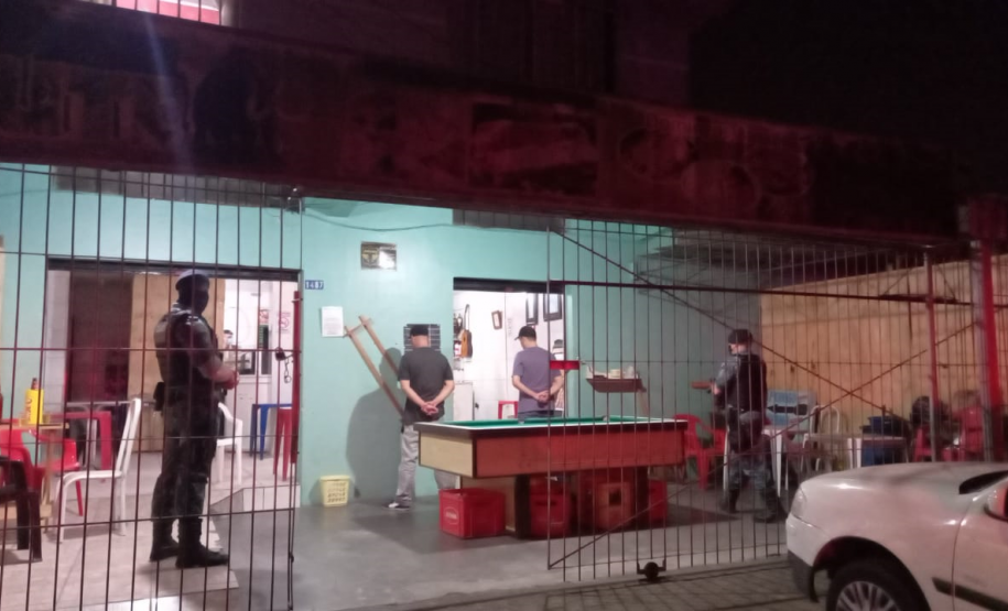 Em seis pontos diferentes de Curitiba, a Ação Integrada de Fiscalização Urbana (AIFU) encontrou produtos contrabandeados sendo comercializados nesta segunda-feira (13/09). Ao todo, foram apreendidos 14 essências de narguilé, 42 garrafas de bebidas e 208 carteiras de cigarros. Também foi constatado jogo de azar em um estabelecimento comercial, sendo apreendido uma máquina de jogo do bicho. O trabalho dos militares estaduais, guardas municipais e agentes da prefeitura local também foi no sentido de fiscaliz