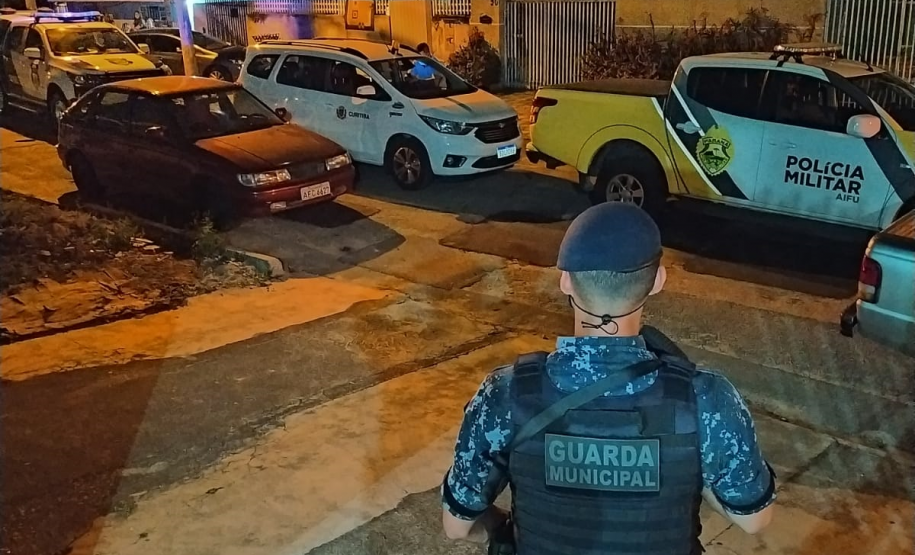 Em seis pontos diferentes de Curitiba, a Ação Integrada de Fiscalização Urbana (AIFU) encontrou produtos contrabandeados sendo comercializados nesta segunda-feira (13/09). Ao todo, foram apreendidos 14 essências de narguilé, 42 garrafas de bebidas e 208 carteiras de cigarros. Também foi constatado jogo de azar em um estabelecimento comercial, sendo apreendido uma máquina de jogo do bicho. O trabalho dos militares estaduais, guardas municipais e agentes da prefeitura local também foi no sentido de fiscaliz