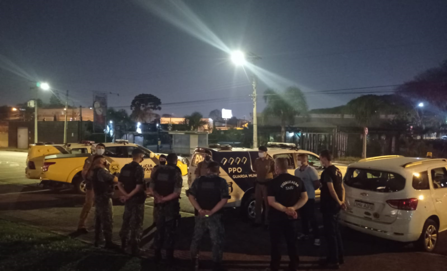 Em seis pontos diferentes de Curitiba, a Ação Integrada de Fiscalização Urbana (AIFU) encontrou produtos contrabandeados sendo comercializados nesta segunda-feira (13/09). Ao todo, foram apreendidos 14 essências de narguilé, 42 garrafas de bebidas e 208 carteiras de cigarros. Também foi constatado jogo de azar em um estabelecimento comercial, sendo apreendido uma máquina de jogo do bicho. O trabalho dos militares estaduais, guardas municipais e agentes da prefeitura local também foi no sentido de fiscaliz