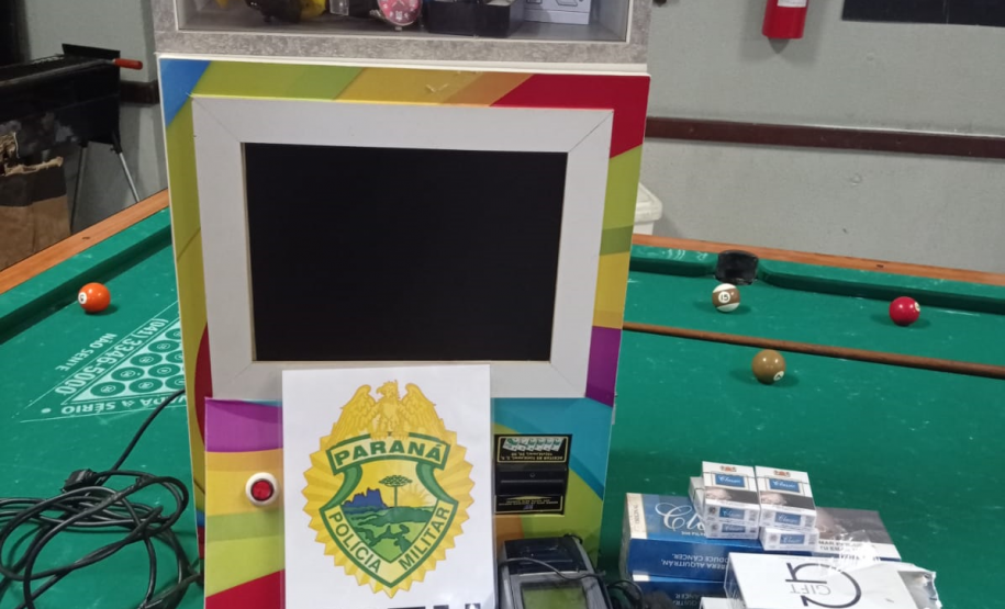 Em seis pontos diferentes de Curitiba, a Ação Integrada de Fiscalização Urbana (AIFU) encontrou produtos contrabandeados sendo comercializados nesta segunda-feira (13/09). Ao todo, foram apreendidos 14 essências de narguilé, 42 garrafas de bebidas e 208 carteiras de cigarros. Também foi constatado jogo de azar em um estabelecimento comercial, sendo apreendido uma máquina de jogo do bicho. O trabalho dos militares estaduais, guardas municipais e agentes da prefeitura local também foi no sentido de fiscaliz