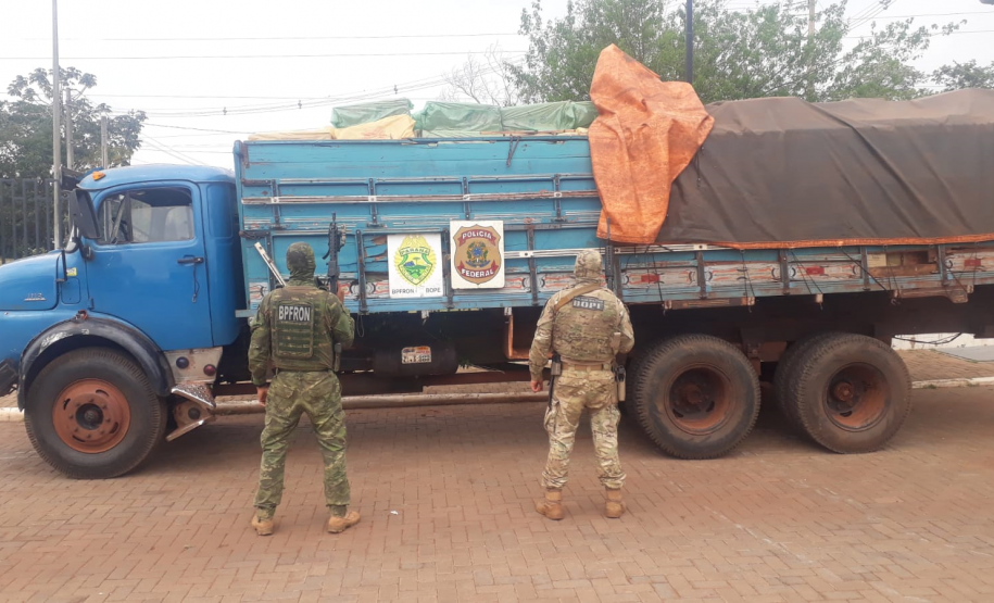 Caminhão carregado com 500 caixas de cigarros contrabandeados é apreendido pela PM e PF no Oeste do estado