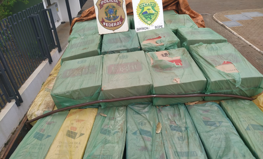Caminhão carregado com 500 caixas de cigarros contrabandeados é apreendido pela PM e PF no Oeste do estado