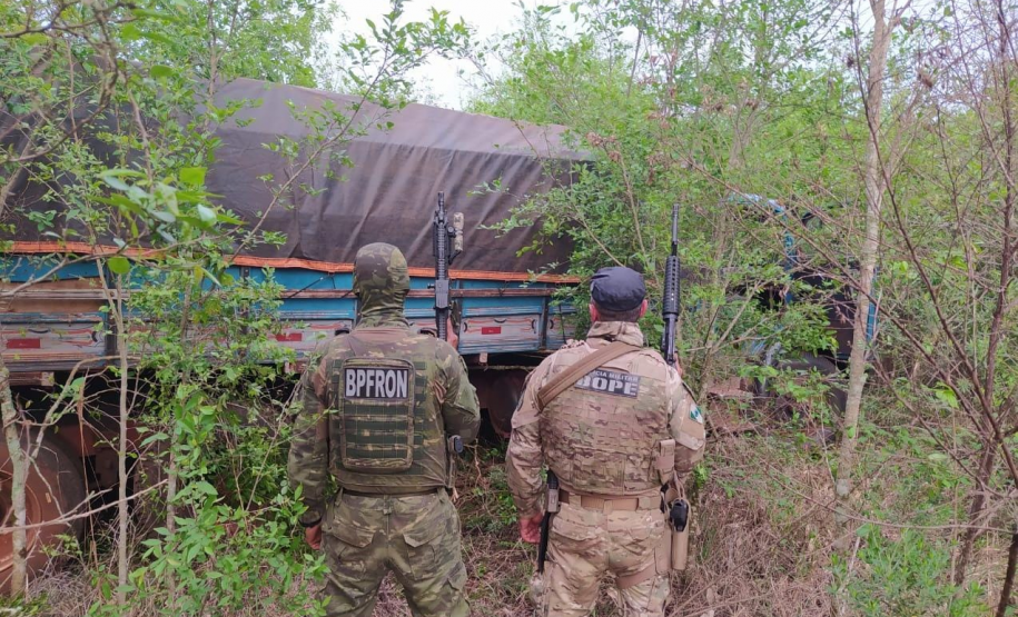 Caminhão carregado com 500 caixas de cigarros contrabandeados é apreendido pela PM e PF no Oeste do estado