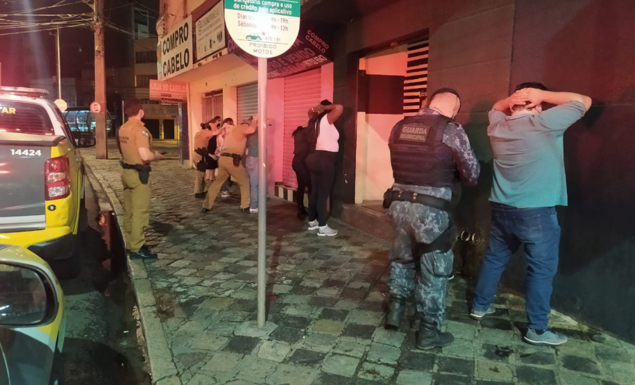 Cigarros eletrônicos e essências de narguilé são apreendidos durante operação da AIFU