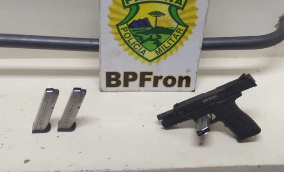 BPFron apreende arma de fogo, carregadores e 120 garrafas de bebidas em situações distintas no interior do estado