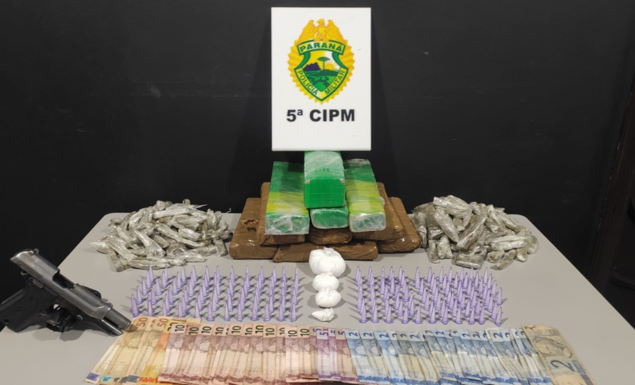 Patrulhamento de rotina da PM resulta na apreensão de quase 9 quilos de maconha e cocaína e na prisão de dois homens, em Cianorte (PR)
