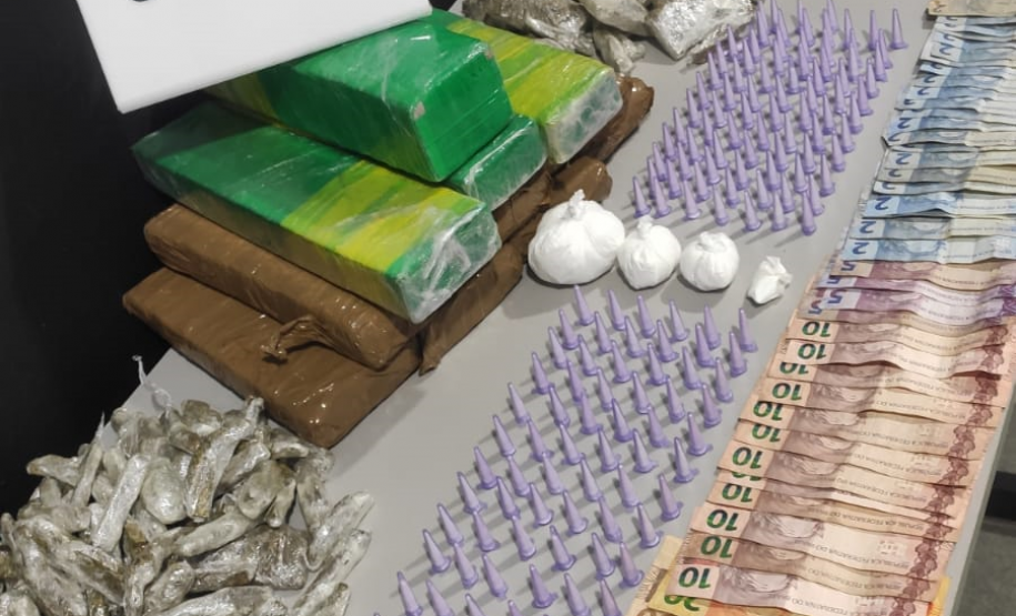 Patrulhamento de rotina da PM resulta na apreensão de quase 9 quilos de maconha e cocaína e na prisão de dois homens, em Cianorte (PR)