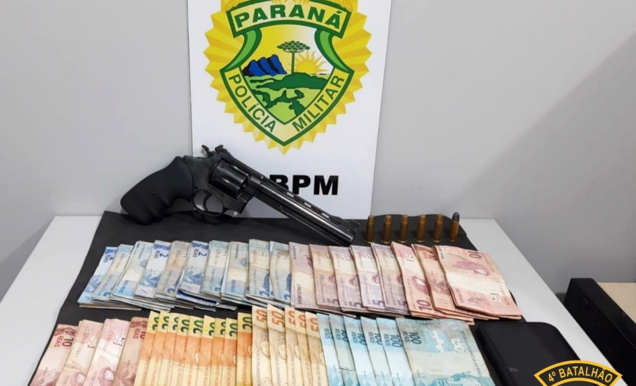 No Noroeste do estado, PM prende cinco homens e apreende três armas de fogo e máquinas caça-níquel