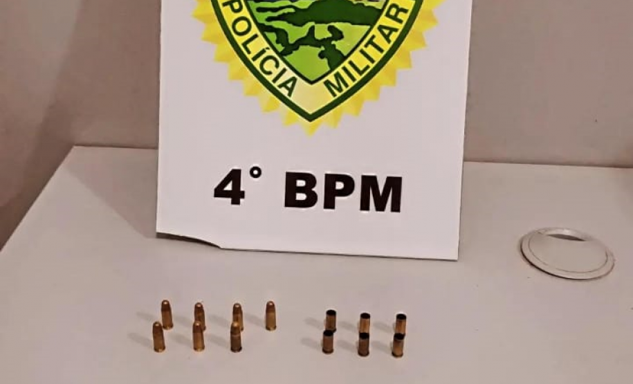 No Noroeste do estado, PM prende cinco homens e apreende três armas de fogo e máquinas caça-níquel