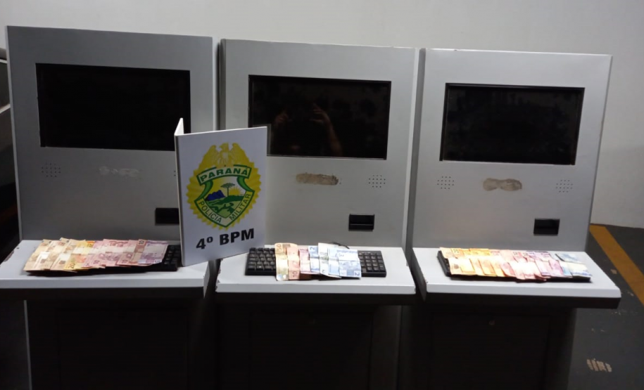 No Noroeste do estado, PM prende cinco homens e apreende três armas de fogo e máquinas caça-níquel