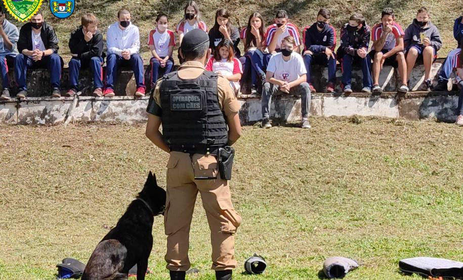 Batalhão da PM de Pato Branco (PR) recebe alunos para o projeto Café com a PM