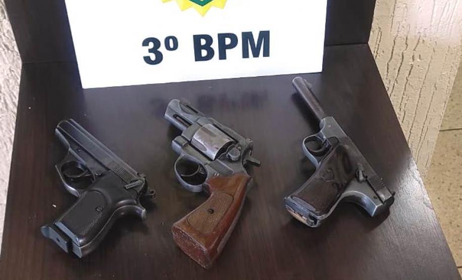 Polícia Militar recupera carga de vinho, apreende três armas de fogo e três homens acabam presos no Sudoeste do estado