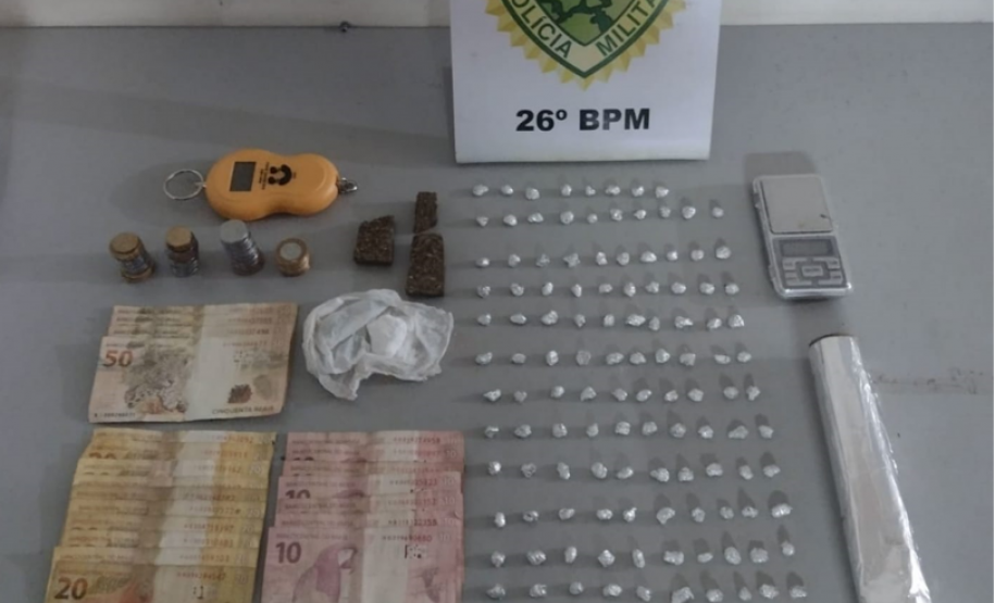 Em ocorrências distintas, policiais militares apreendem maconha, crack e cocaína e encaminham quatro suspeitos de tráfico em Telêmaco Borba, nos Campos Gerais.